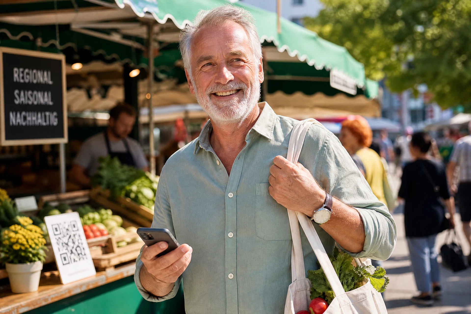 Mann geht zufrieden über einen Wochenmarkt mit Smartphone in der Hand